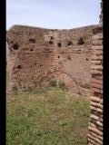 08152 ostia - regio v - via della fortuna della annonaria - edificio (v,iv,2) - 1. raum von westen - detail nordostecke - 06-2024.jpg